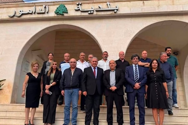 السفير الفلسطيني على درج بلدية الدامور (صفحة البلدية)