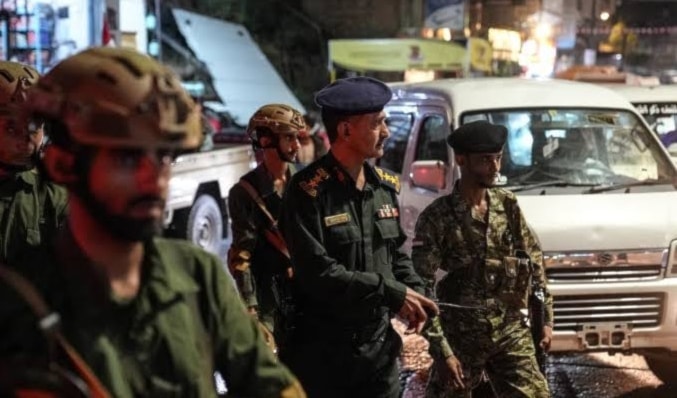 عناصر من القوات الموالية للسعودية يقيمون حواجز تفتيش في مدينة تعز خشية تسلّل مقاتلين تابعين لـ«أنصار الله» (أ ف ب)
