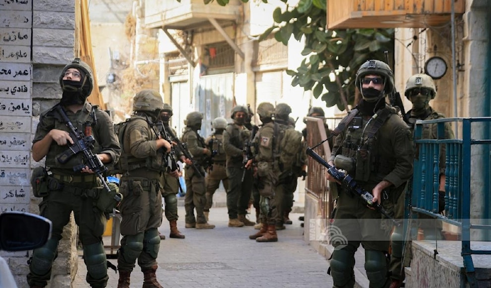 داهمت قوات الاحتلال عدداً من المنازل واعتقلت عدداً من الفلسطينيين (وفا) 