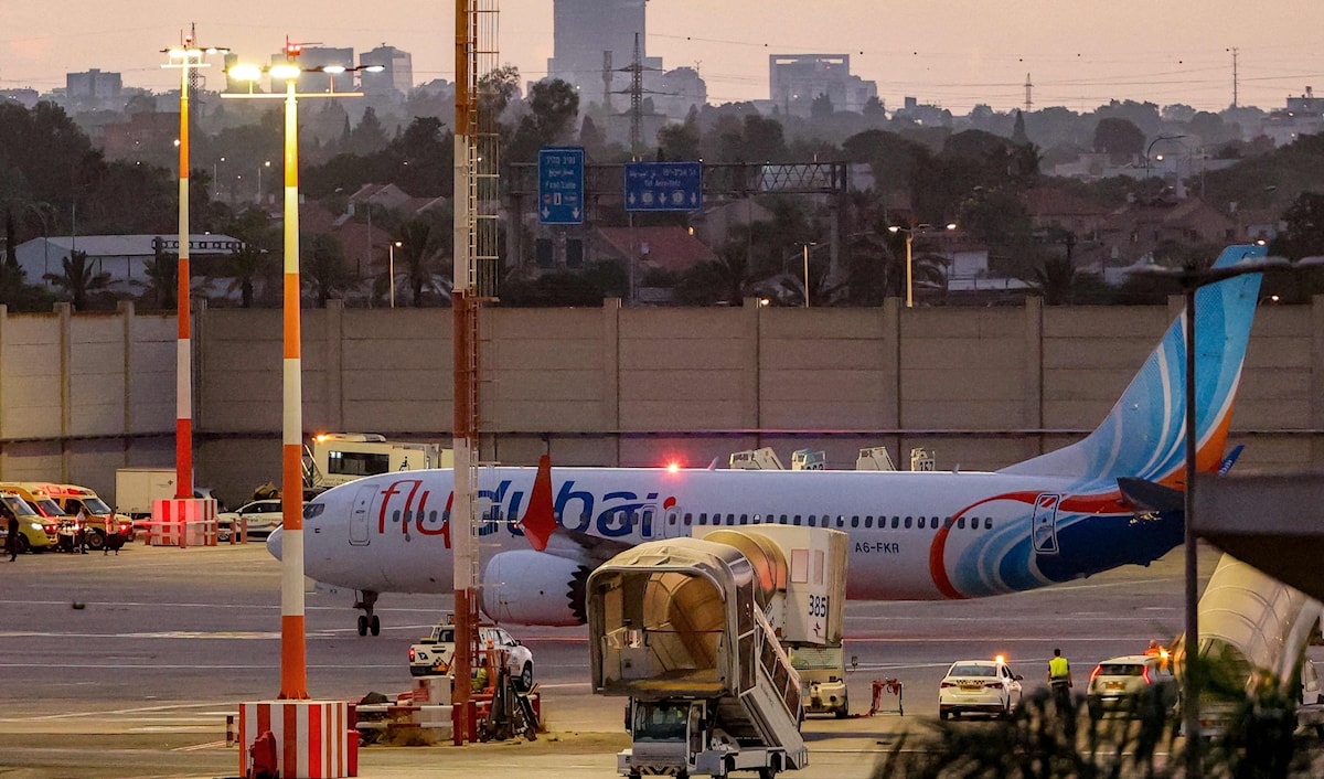طائرة «فلاي دبي» بعيد هبوطها في مطار بن غوريون في تل أبيب (أ ف ب)
