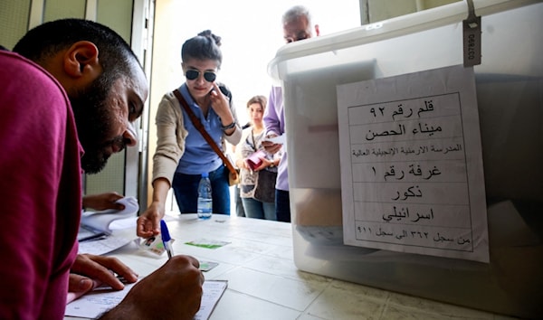 ناخبة يهودية تقترع في مركز خاص بالإسرائيليين عام 2018