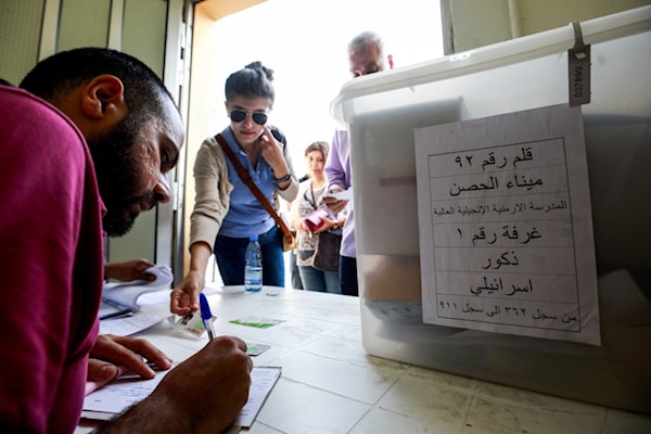 ناخبة يهودية تقترع في مركز خاص بالإسرائيليين عام 2018