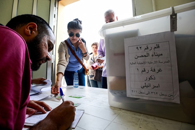 ناخبة يهودية تقترع في مركز خاص بالإسرائيليين عام 2018