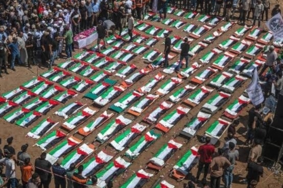غزة تحتضن جنازة جماعية لنحو 100 شهيد فلسطيني انتشلت جثامينهم من بين الأنقاض  (أ ف ب)