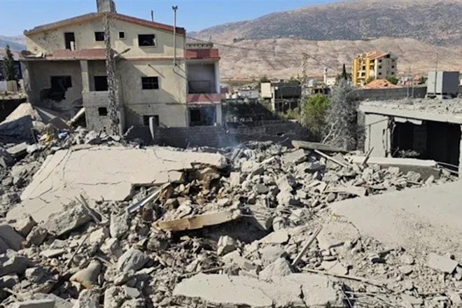 أغار الطيران الحربي المعادي على مستشفى صلاح غندور في بلدة النبطية الفوقا مما أدى إلى تدميره. (من الويب)