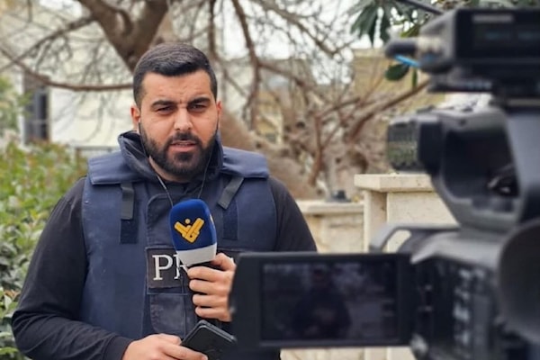 أصيب مراسل قناة «المنار» علي شبيب وزميله المصور محمد برجاوي خلال وجودهما في النبطية