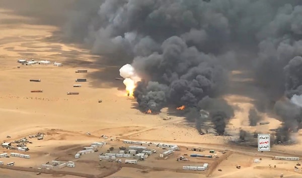 صورة وزّعها «الإعلام الحربي اليمني» لقصف معسكر تابع للسعودية في منطقة الوديعة القريبة من الحدود (أ ف ب)