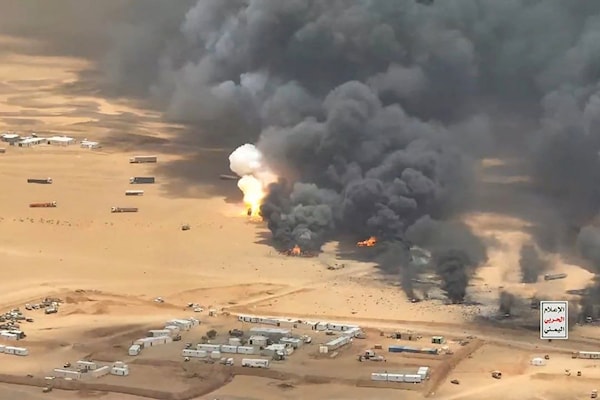 صورة وزّعها «الإعلام الحربي اليمني» لقصف معسكر تابع للسعودية في منطقة الوديعة القريبة من الحدود (أ ف ب)